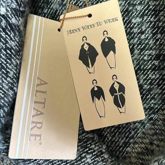 Altare Brand new poncho - Picture 2 of 3